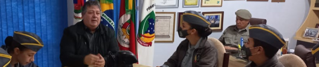 Alunos da Escola Cívico Militar visitam o Poder Legislativo.