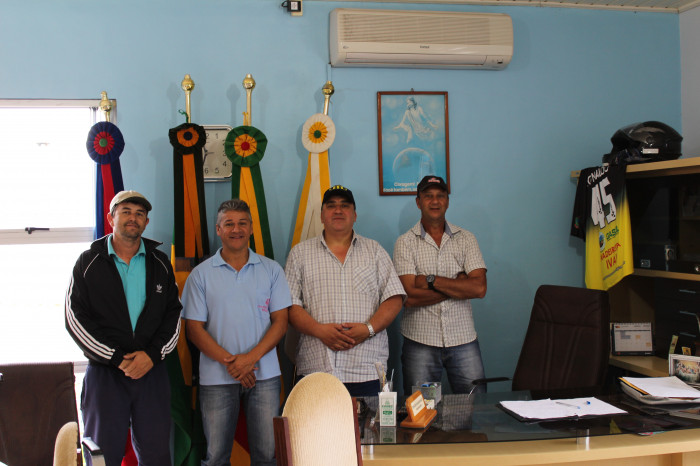 Presidente do Legislativo recebe representantes do esporte local.